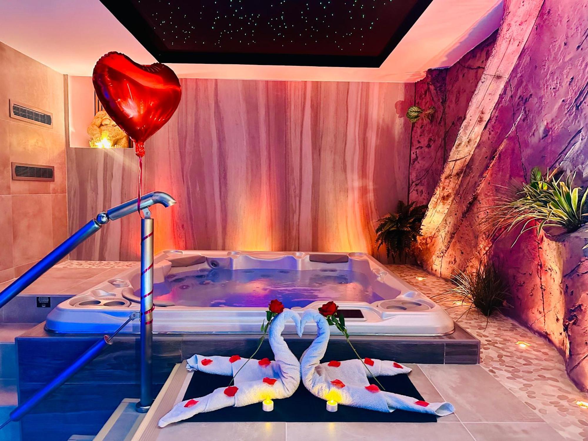 Les Secrets Rooms - Bonneval - Love Room - Spa Et Hammam Privatif Extérieur photo