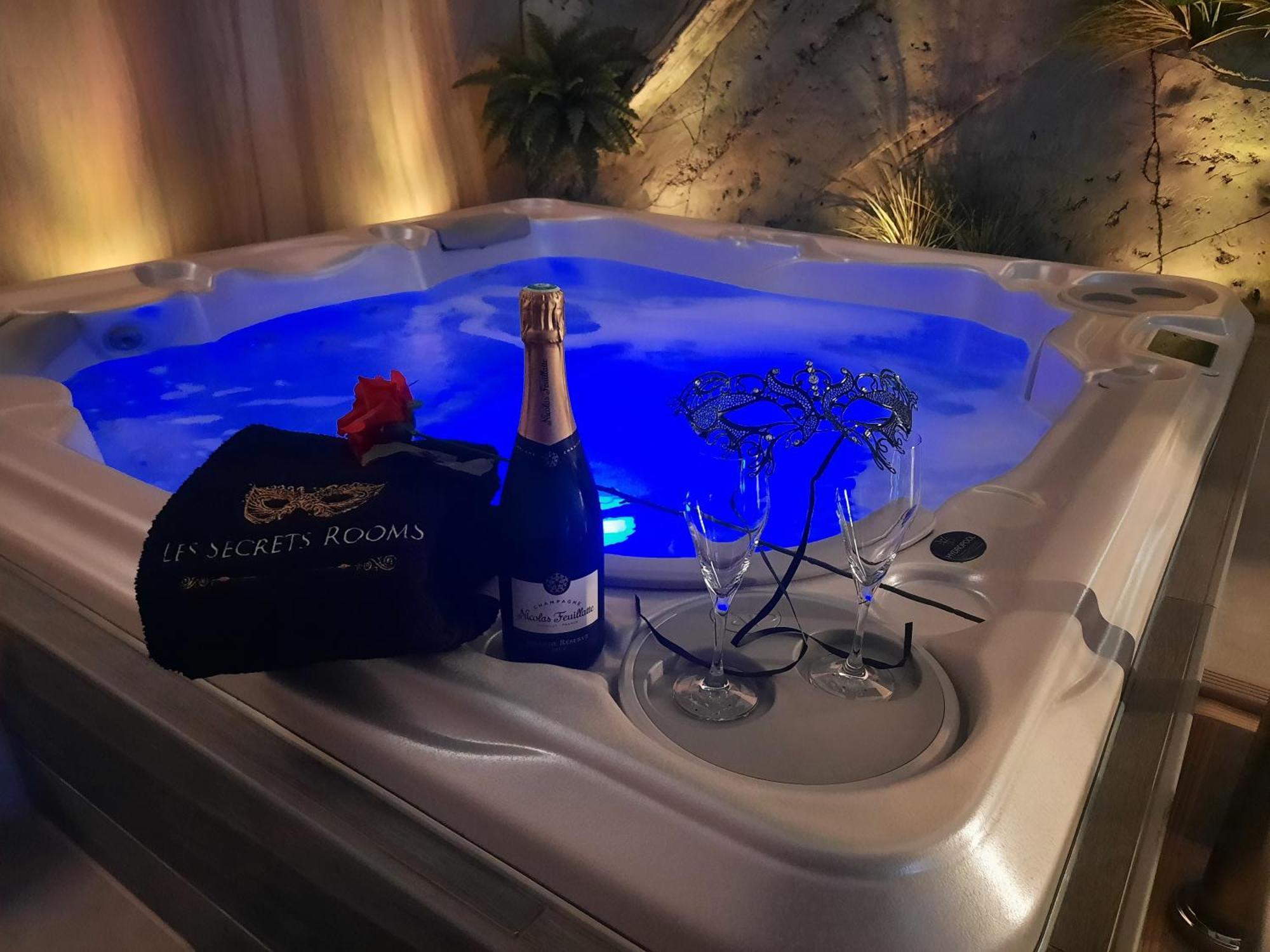 Les Secrets Rooms - Bonneval - Love Room - Spa Et Hammam Privatif Extérieur photo